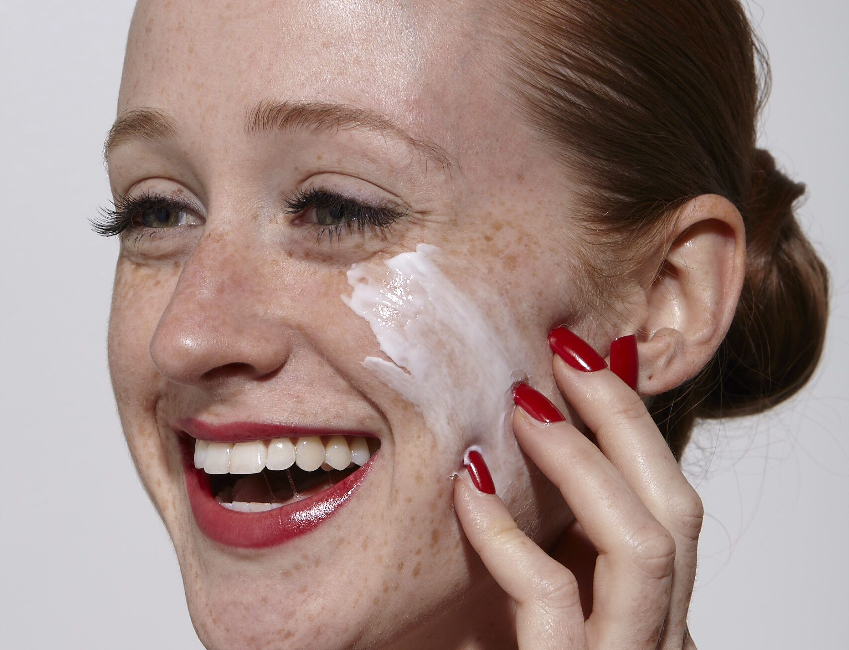 How Redheads Can Apply Sunscreen When Wearing Makeup