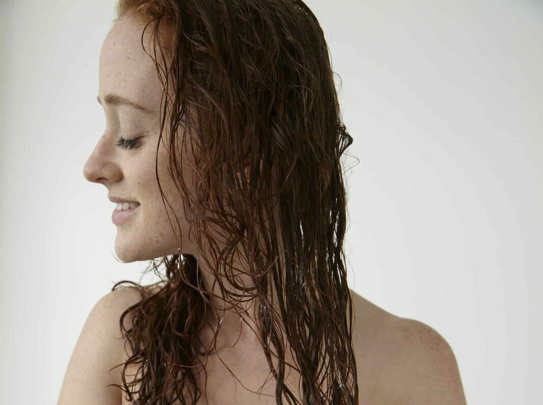 6 Healthy Shower Hair Habits Redheads Should Adopt ASAP
