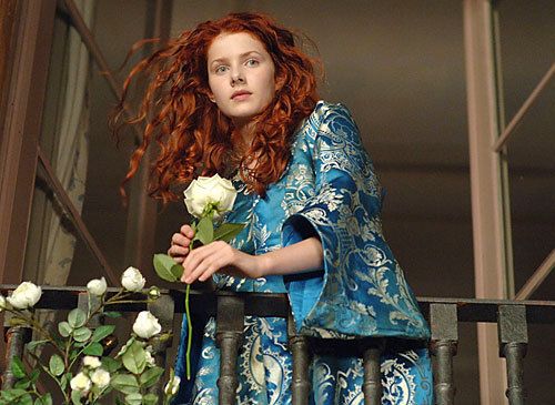 9 Delightful Fall Perfumes for Redheads