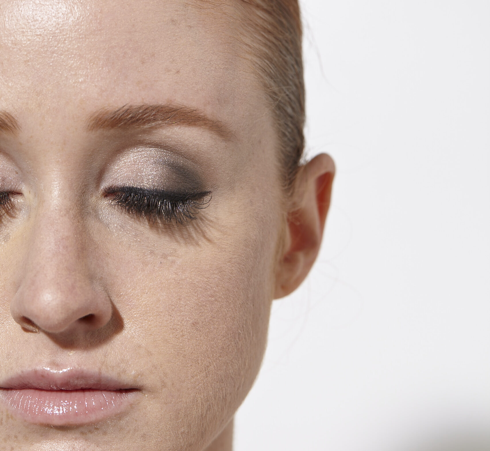 Here Is How Redheads Can Wear Metallic Makeup This Holiday Season