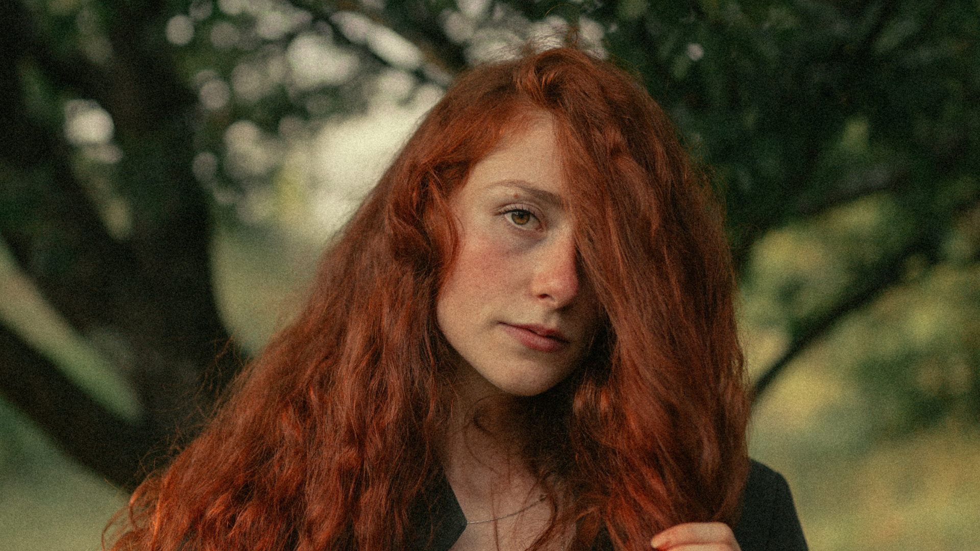 How Redheads Can Combat Frizz in the Humid Months