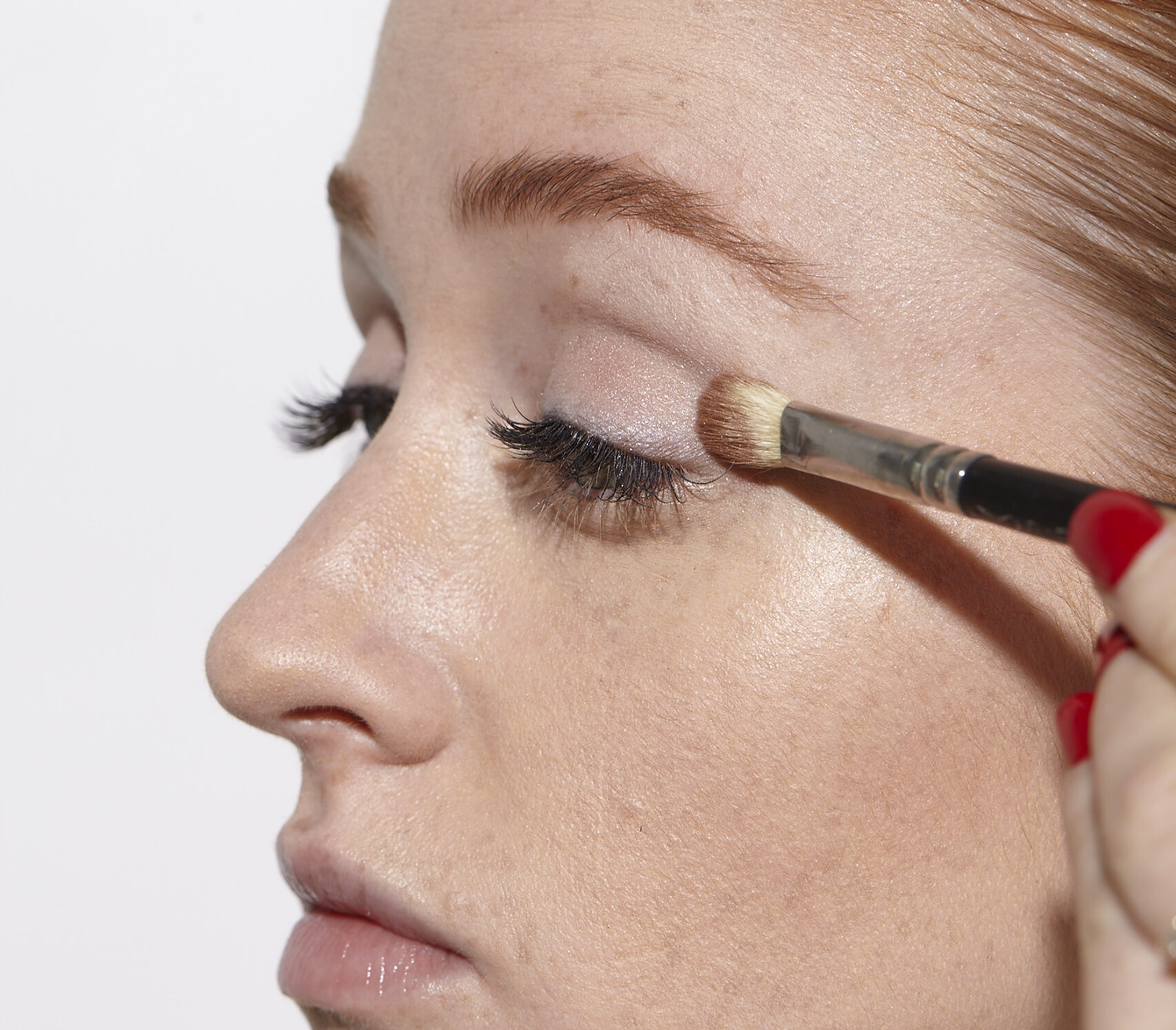 Sponges vs. Makeup Brushes: Which One Should Redheads Use?