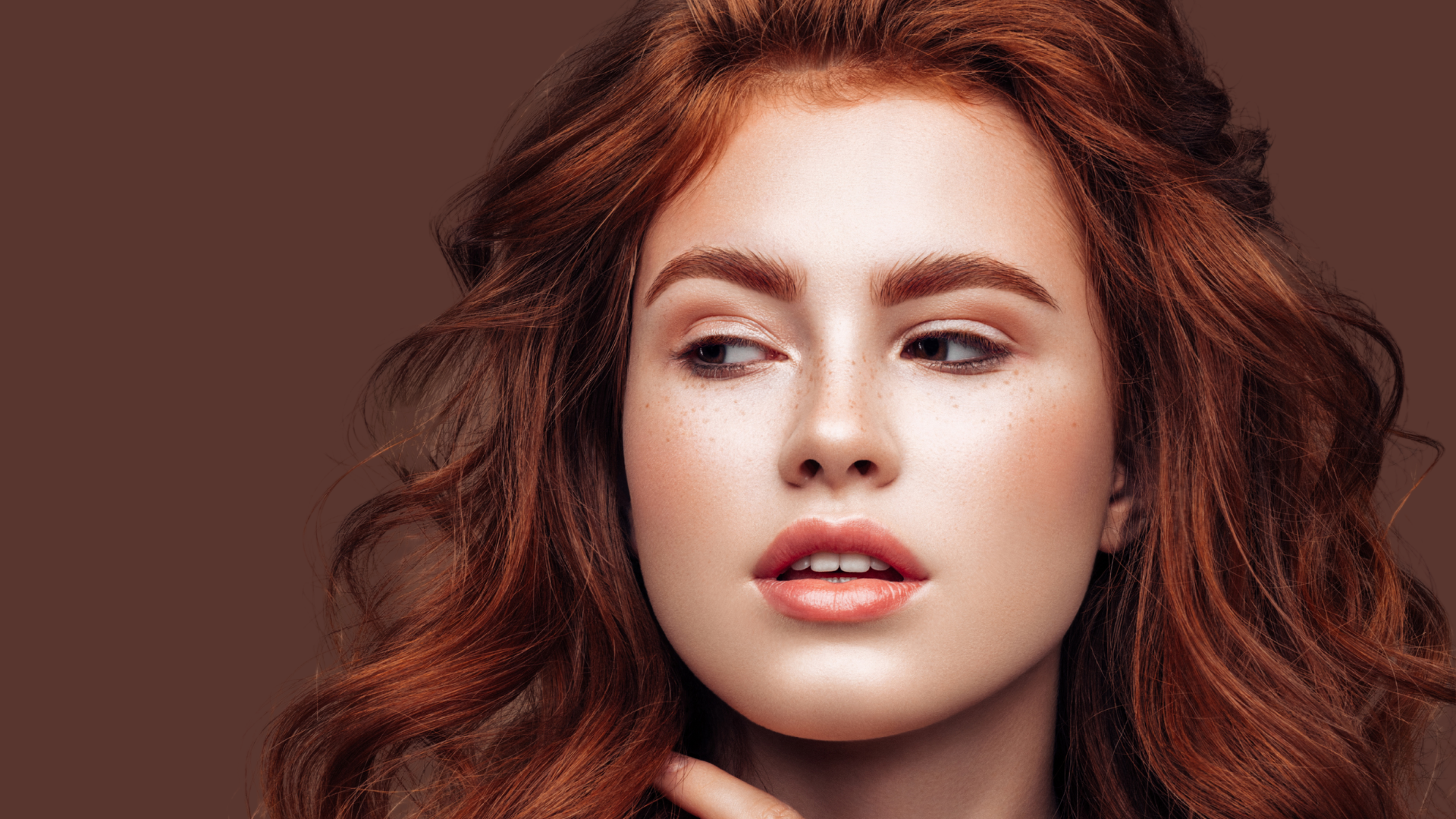 Lip Oil vs. Lip Gloss: Which of These Formulas Should Redheads Choose?