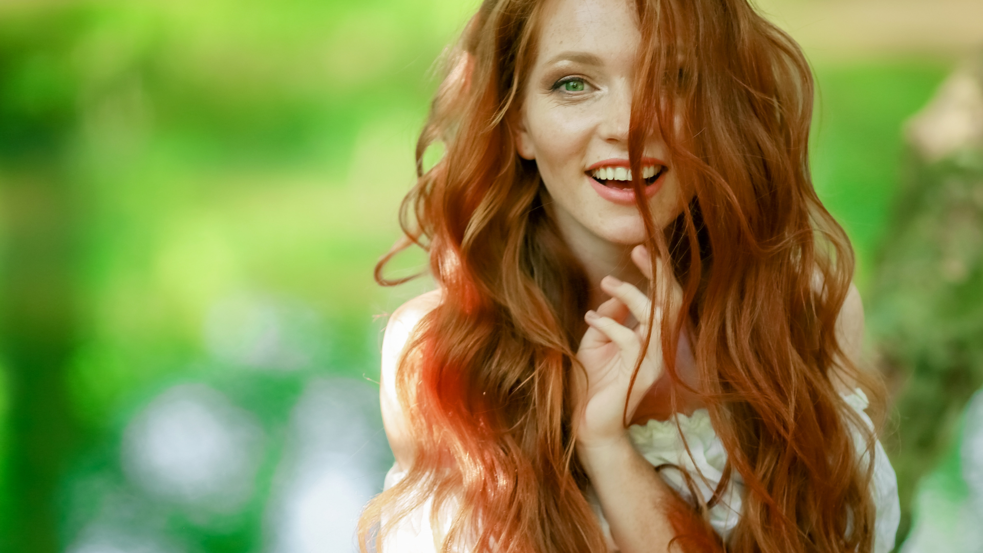 3 Ways Redheads Can Bring Out Their Natural Waves