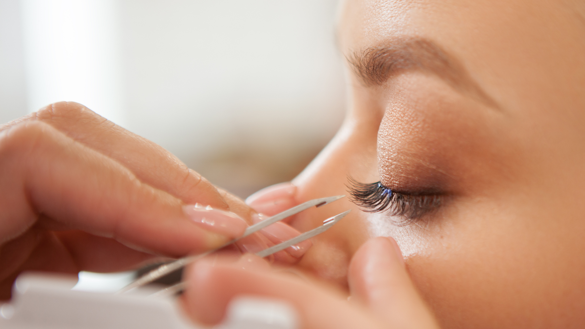 6 Tips for DIY At-Home Eyelash Extensions for Redheads